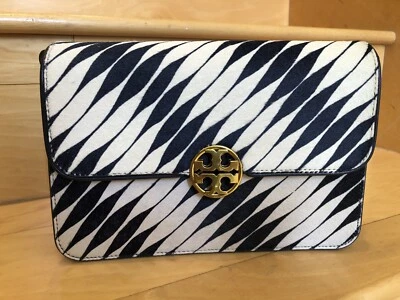 Bolso de Hombro Convertible Tory Burch Chelsea Cabello de Becerro Retorcido Azul Marino/Blanco Nuevo con Etiquetas Foto 1 de 4