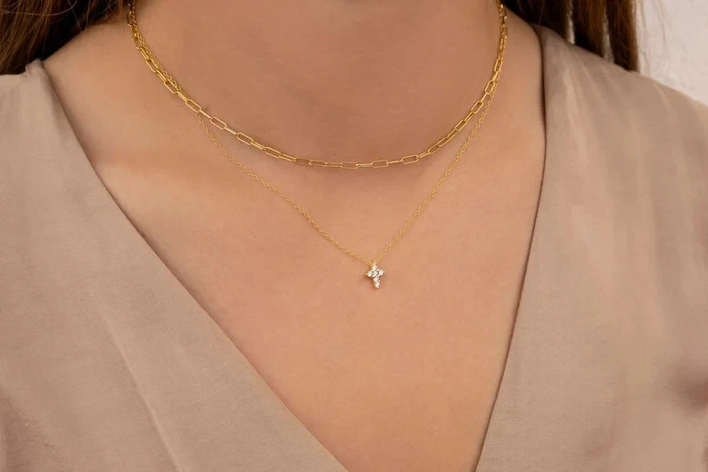 Colgante con dije de cruz pequeña de diamante simulado de corte redondo de 1 quilate enchapado en oro amarillo de 14 k Foto 1 de 4