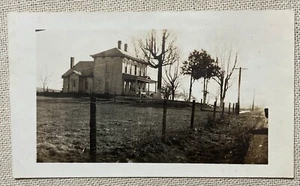 Vintage Foto weißes Bauernhaus hinter Zaun Winterf schwarz & weiß 4,5" x 2,75" - Bild 1 von 4