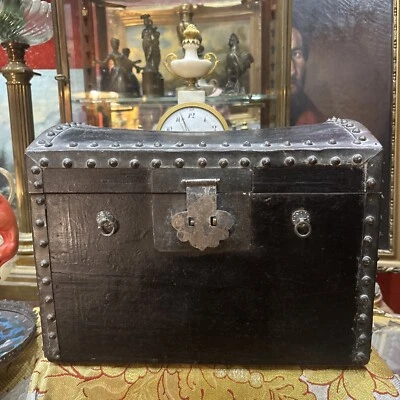 ancien coffre coffret bombé et clouté travail colonial XIXe bois indigène - Photo 1/4
