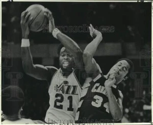Foto de prensa 1978 camión Leonard Robinson golpea Austin Carr debajo de la canasta - Imagen 1 de 2