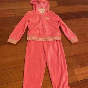 Juicy Couture Kinder Mädchen 2-teiliges Velour Set Trainingsanzüge - Rosa - 3T - Bild 1 von 1
