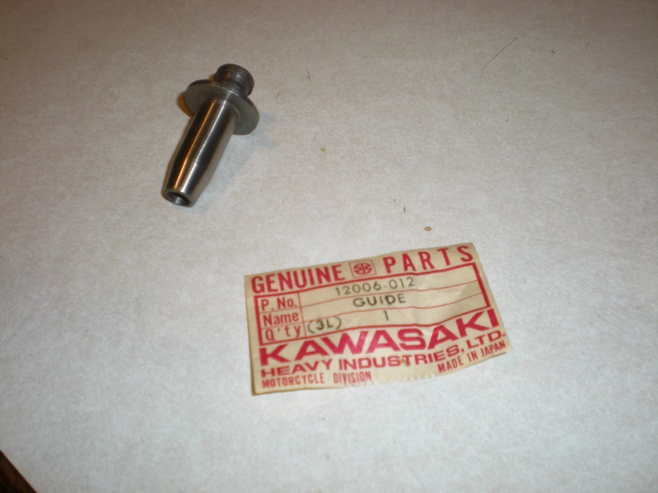 Новый из старых запасов подлинный направляющий впускного клапана Kawasaki KL 250 KLT 200 KZ 200 250 400 440  - Изображение 1 из 1