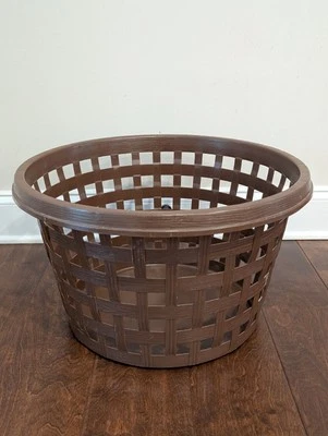 Vintage Rubbermaid 2966 BROWN Round LARGE Weave Heavy Duty Laundry Basket Hamper - Image 1 of 4