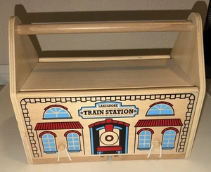Lakeshore Learning Take Along Bahnhof Holzeisenbahn komplett EUC 38 Teile - Bild 1 von 9