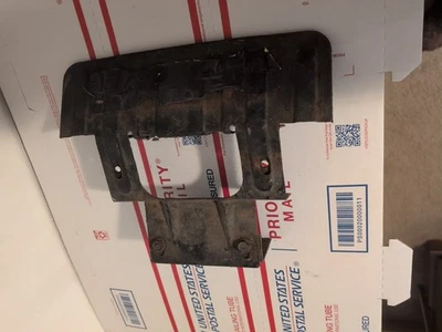 Buick Riviera 1965 soporte de radiador superior con escudo Foto 1 de 4