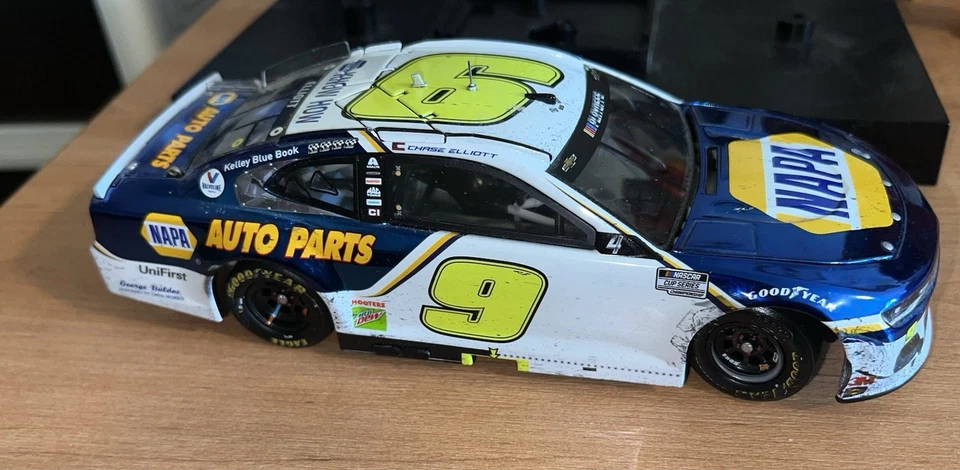 Chase Elliot 1/24 Scale Phoenix Championship 2020 Elite Collection Color chrome - Image 1 of 4