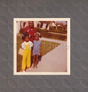 Fund Vintage Original Foto schwarze Familie posiert auf Bürgersteig F-325 - Bild 1 von 1