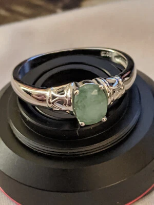 Anillo enchapado en rodio de plata 925 y esmeralda verde pálido (1 quilate) con CORAZONES en banda Foto 1 de 4