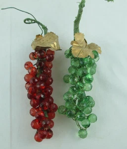 2 GRAPPOLI D'UVA SFACCETTATI LUCITE VINTAGE VERDE E ROSSO frutta finta - Foto 1 di 5
