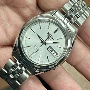 Orologio Seiko 5 SNKL15 Automatico Day-Date Quadrante Bianco Acciaio Inox Uomo Giappone - Foto 1 di 14