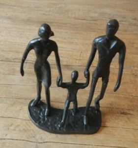 Family Ornament Mum Dad & Child holding hands Figurine Cast iron Home Décor - Picture 1 of 6