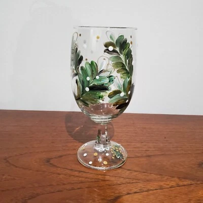 Copa de vino pintada a mano hojas de rama de pino oro verde vacaciones de invierno hecho a mano Foto 1 de 4