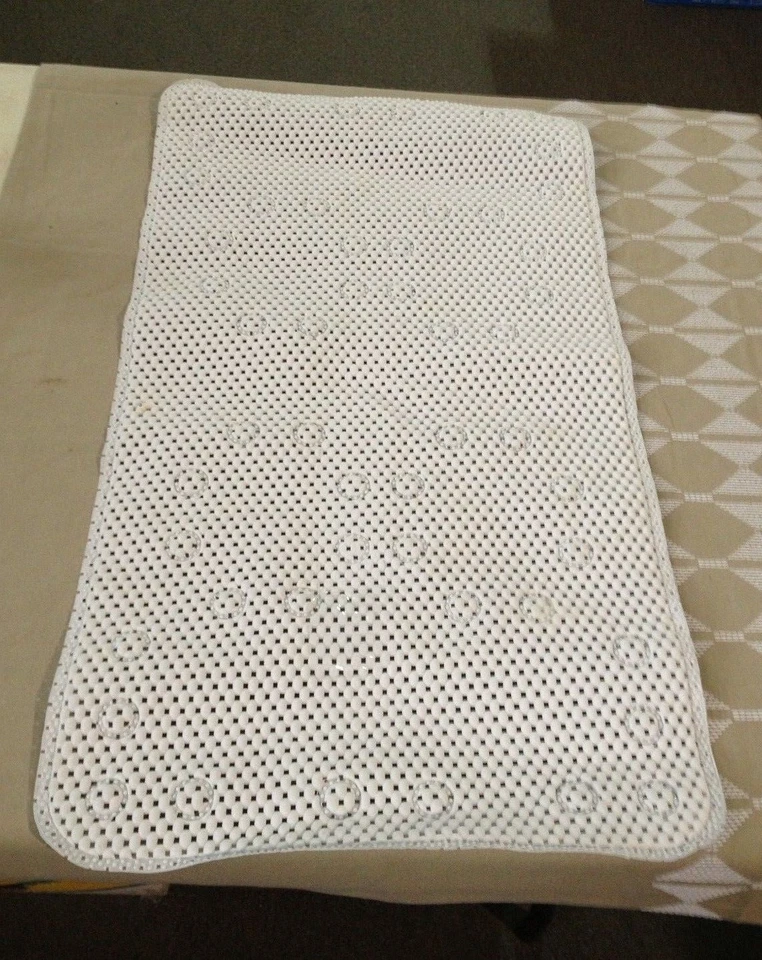 Alfombra de baño Room Essentials cojín pequeño blanca 30" x 16"  Foto 1 de 1