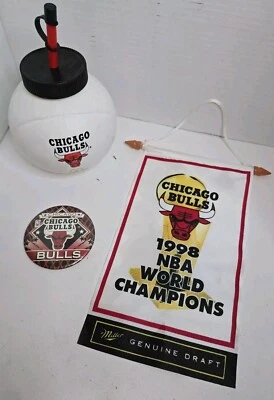 Lote De Memorabilia NBA Chicago Bulls De Colección Bandera Campeonato 11x6" Botón Copa Foto 1 de 4
