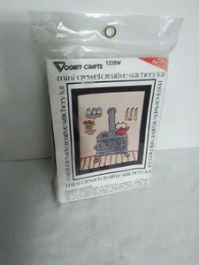Vintage Vogart Handwerk Hefterei "alter Ofen" Crewel Wolle Kit/Rahmen 5,5" x 6,5"  - Bild 1 von 5