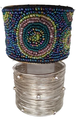 Pulsera con cuentas hecha a mano de metal martillado latón alambre plata estrás boho 2 puños Foto 1 de 4