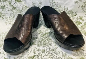 Munro American Brown Slide Heeled Sandals Shoes Size 8 Medium M Excellent - Picture 1 of 8