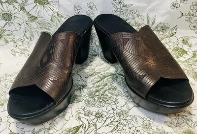 Munro American Brown Slide Heeled Sandals Shoes Size 8 Medium M Excellent - Image 1 of 4