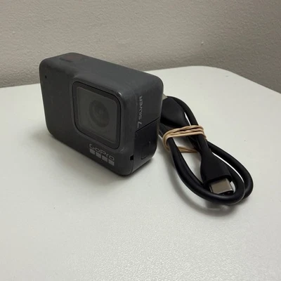 GoPro Hero 7 plateada con tarjeta de memoria SanDisk de 32 GB y cable de carga - Excelente Foto 1 de 4