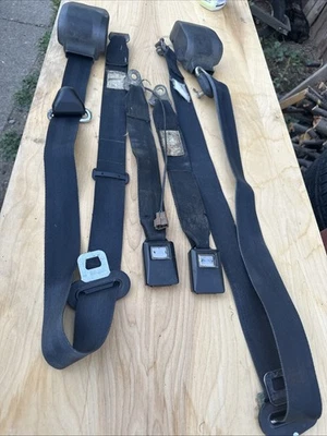 Juego de cinturón de seguridad Toyota Hilux 1972-1978 Foto 1 de 4