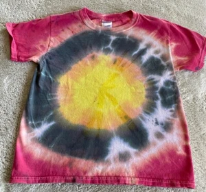 Gildan Boys Red White Black Yellow Sun Pattern Tie Dye Short Sleeve Shirt 6-8 - Picture 1 of 8