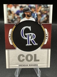 Tarjeta reliquia parche logotipo equipo Brendan Rodgers serie 1 Topps 2023 Rockies #TLP-BR - Imagen 1 de 2