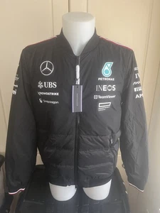 GIACCA BOMBER ISOLANTE MERCEDES AMG PETRONAS F1 TEAM ISSUE UOMO XL 2024 NUOVA CON ETICHETTE - Foto 1 di 9