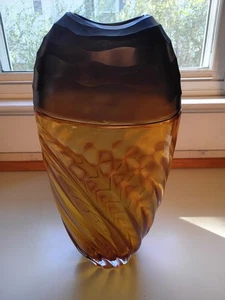 VIZ 8"x3.5"x16.5" Auburn Honey Comb Cut Hand Blown Vase. - Picture 1 of 5