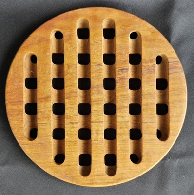 Remache de cocina de madera de teca estilo moderno de mediados de siglo de 7-1/2" de ancho Foto 1 de 4