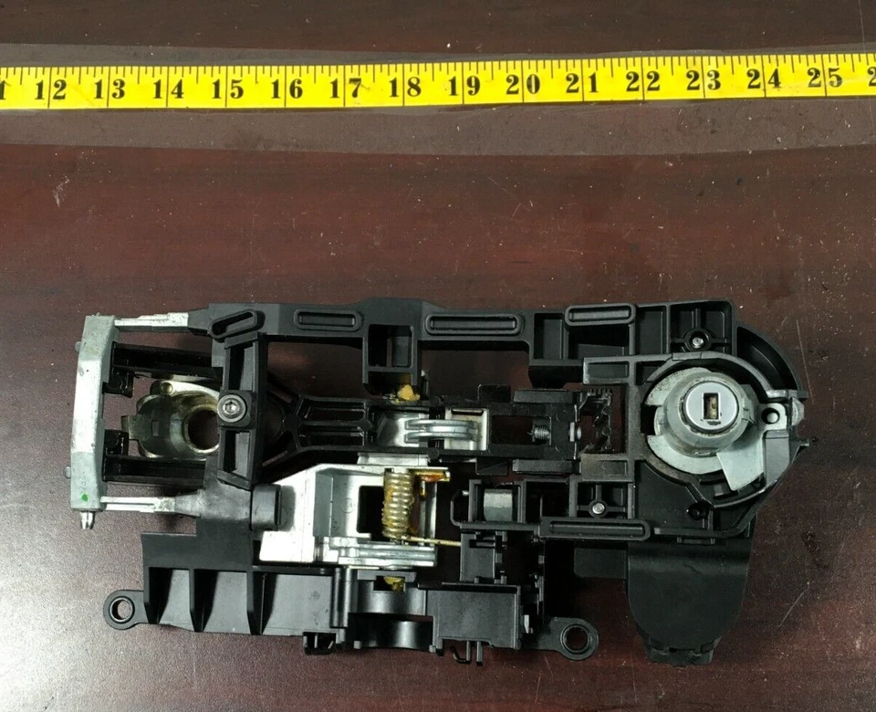 2011-2016 BMW 528i EXTERIOR DOOR HANDLE BRACKET X1720745109 OEM . - Image 1 of 4