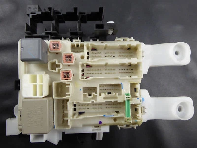 Scatola fusibili Toyota RAV4 III 2.2 D 4WD 82730-42010 - Immagine 1 di 4