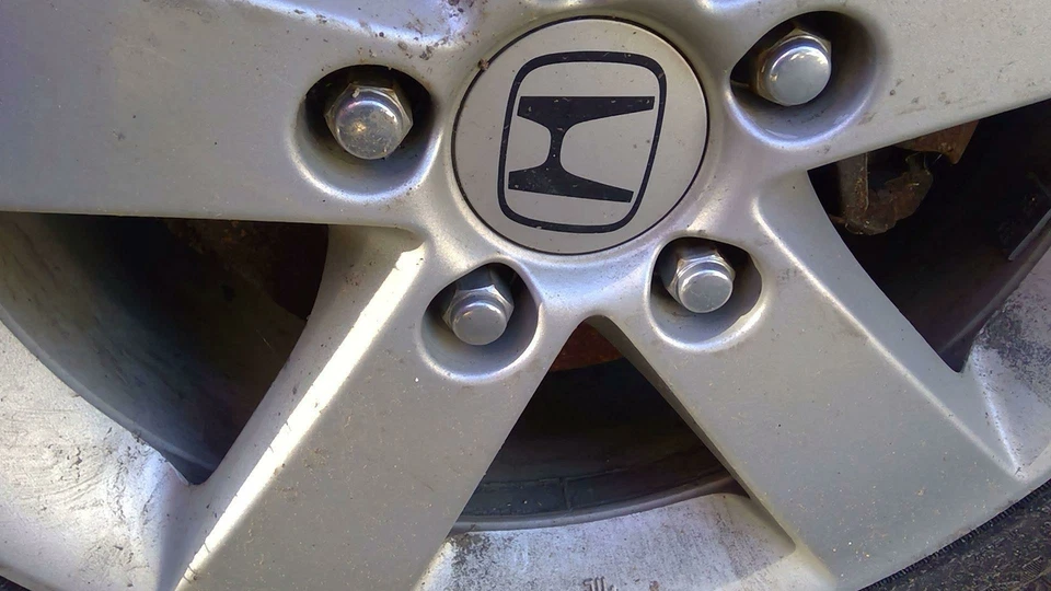 Set of 1 OEM 1999-2017 Honda Silver 2 3/4 Inch Wheel Hub Center Cap 44732S9AA00 - Image 1 of 1