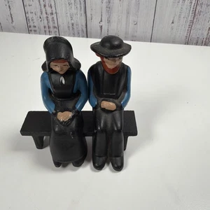 Vintage Gusseisen Dalecraft Amish Figuren auf Bank Salz & Pfeffer roter Bart/Haar - Bild 1 von 4