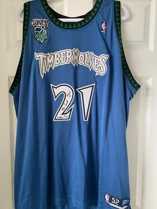 Maglietta Timberwolves firmata Kevin Garnett autografata iscritta ""04 MVP"" UDA 121 - Foto 1 di 6