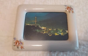 Cornice portafoto ceramica vintage 1985 con cartolina Gatlinburg vedi misure usata in ottime condizioni - Foto 1 di 7