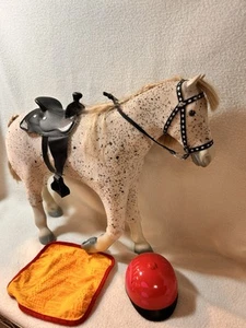 American Girl Puppe Saiges Pferd weiß schwarz Punkte Picasso im Ruhestand Sattelhelm - Bild 1 von 10