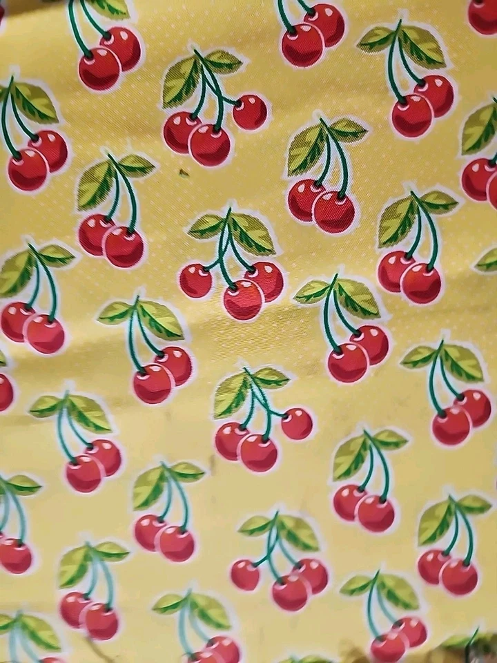 Cerezas de cereza sobre amarillo con mini lunares blancos tela de algodón 3 yardas 6"  Foto 1 de 4