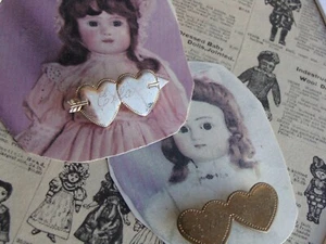 Antike Monogramm süße Herz Pins Name Ella Elsie & George süß für Biskuit Puppen - Bild 1 von 4