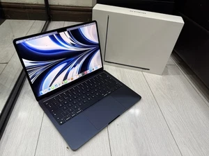 Apple MacBook Air 13.6” Retina 2022 512GB SSD 8GB Ram 8C CPU 8C GPU M2 Midnight - Afbeelding 1 van 16