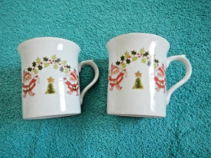 VINTAGE - SANTA ELF MUG - GEORGE GOOD - SET OF 2 - CHRISTMAS HOLLY - GOLD TRIM - Picture 1 of 20