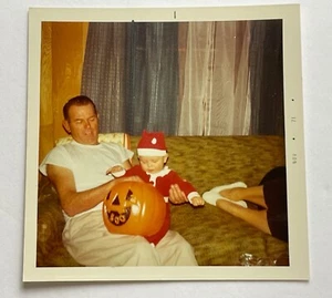 Foto instantánea de Halloween 1971 del hombre con molde soplado plástico calabaza boo cubo - Imagen 1 de 1