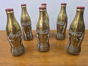 6x COCA COLA Football FIFA World Cup 2010 Gold Full world cup bottle - Foto 1 di 3