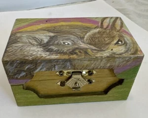 Pequeña caja de madera pintada a mano conejito pollito firmado DiPerna baratija de Pascua tesoro - Imagen 1 de 16