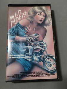 WILD RIDERS VHS 70'S BIKER ACTION HORROR CRIME HOME INVASION CLAMSHELL Tested - Picture 1 of 6