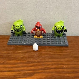 LEGO Angry Birds Minifigures Lot of 3 Mini-figures Red and Pilot Pigs & Egg Box - Picture 1 of 4