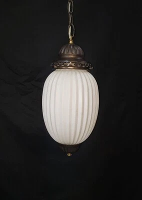 Lámpara colgante acanalada de vidrio blanco vintage con borde de bronce cepillado 14" x 7" GS00436 Foto 1 de 4