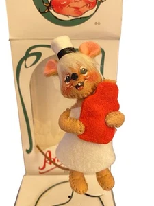 Annalee 3" Krankenschwester Maus mit roter Wärmflasche Vintage Puppe 1996 Wohndeko - Bild 1 von 6