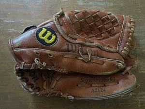 Wilson Signature Model A2124 George Brett Ball Glove RHT Right Hand Throw - Picture 1 of 4