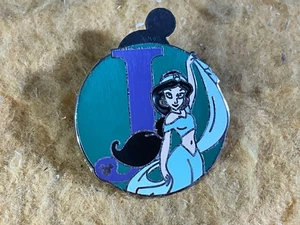 C13-83 DISNEY PIN - BUCHSTABE "J" WIE IN JASMIN / HIDDEN MICKEY #10 von 26 - 2009 - Bild 1 von 3
